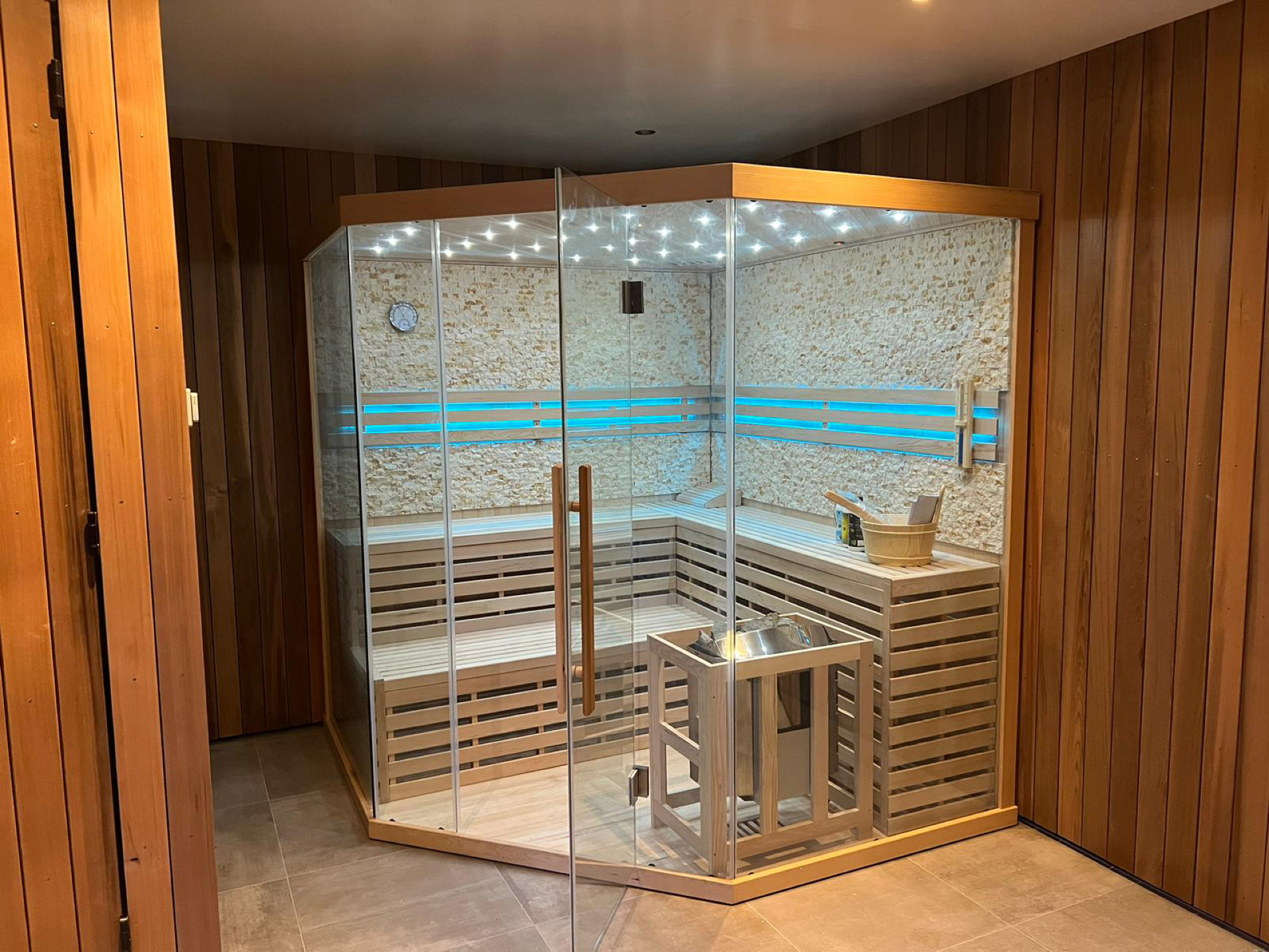 Finse natuurstenen sauna met opgietkachel - SIRED 